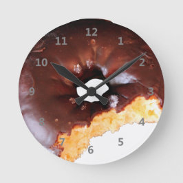 かみ傷が付いているチョコレートによって曇らされるイエロケーキドーナツ ラウンド壁時計