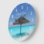 かやぶきにされた傘が付いている景色の熱帯ビーチ ラージ壁時計 (傾斜)