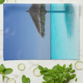 かやぶき傘を持つ風光明媚な熱帯ビーチ キッチンタオル (折り畳み)