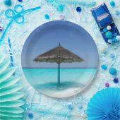 かやぶき傘を持つ風光明媚な熱帯ビーチ ペーパープレート (パーティー)