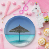 かやぶき傘を持つ風光明媚な熱帯ビーチ ペーパープレート (パーティー)