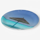 かやぶき傘を持つ風光明媚な熱帯ビーチ ペーパープレート (アングル)