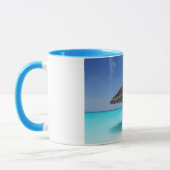 かやぶき傘を持つ風光明媚な熱帯ビーチ マグカップ (左)