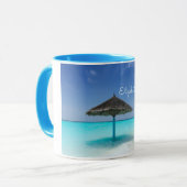 かやぶき傘を持つ風光明媚な熱帯ビーチ マグカップ (正面左)
