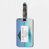 かやぶき傘を持つ風光明媚な熱帯ビーチ ラゲッジタグ (裏面縦)