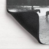 から飲み、川を交差させている馬 マウスパッド (コーナー)