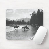 から飲み、川を交差させている馬 マウスパッド (マウス)