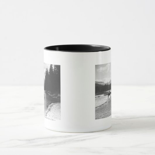 から飲み、川を交差させている馬 マグカップ (中央)