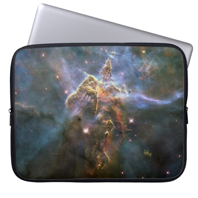 かりな星雲の神秘の山 ハッブル宇宙望遠鏡 ラップトップスリーブ (正面)