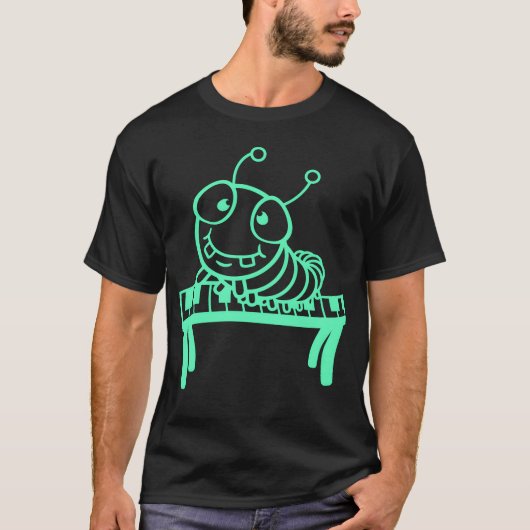 かわいいいも虫がキーボードピアノの鍵盤を弾く アニマル Tシャツ (正面)