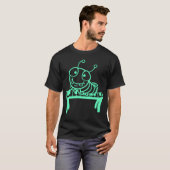 かわいいいも虫がキーボードピアノの鍵盤を弾く アニマル Tシャツ (正面フル)