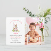 かわいいうさぎ ピンク ベビーガール 1歳の誕生日 写真 招待状 (スタンド正面)
