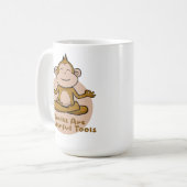 かわいいおもしろいの茶色の猿は微笑み、ヨガをする コーヒーマグカップ (正面左)