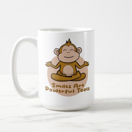 かわいいおもしろいの茶色の猿は微笑み、ヨガをする コーヒーマグカップ (左)