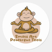 かわいいおもしろいの茶色の猿は微笑み、ヨガをする ラウンドシール (正面)