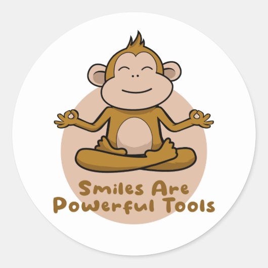 かわいいおもしろいの茶色の猿は微笑み、ヨガをする ラウンドシール (正面)
