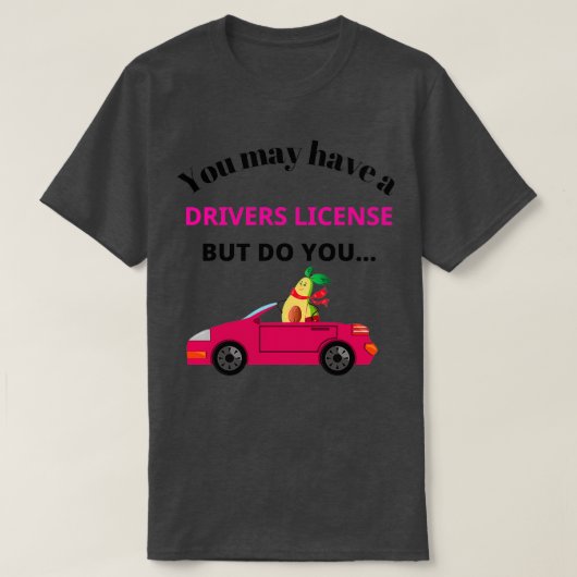 かわいいおもしろいアボカドデザインでも車はある Tシャツ (デザイン正面)