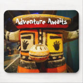 かわいいおもしろいウッドカチーナ顔フォトアドベンチャー待ち マウスパッド (正面)