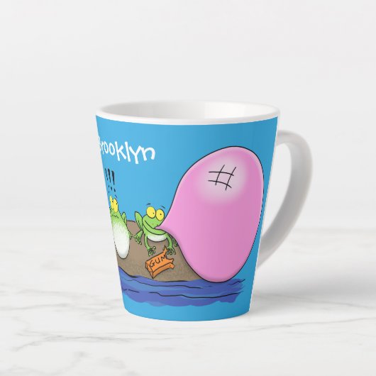 かわいいおもしろいカエルのバブルガム漫画イラストレーション カフェラテマグ (右アングル)