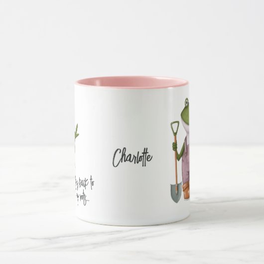 かわいいおもしろいカエルの園芸パーソナライズされた名 マグカップ (中央)