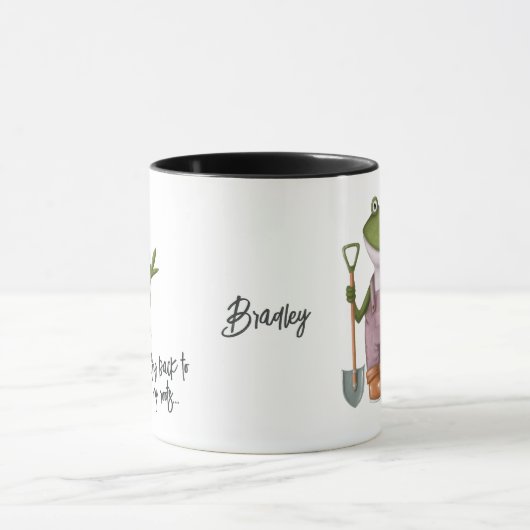かわいいおもしろいカエルの園芸パーソナライズされた名 マグカップ (中央)