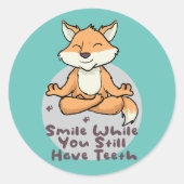 かわいいおもしろいキツネが笑顔でヨガポーズ ラウンドシール (正面)