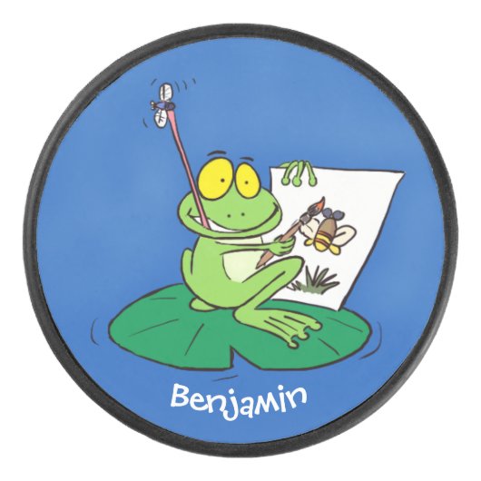 かわいいおもしろいグリーンカエル漫画イラストレーション アイスホッケーパック (正面)