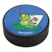 かわいいおもしろいグリーンカエル漫画イラストレーション アイスホッケーパック (3/4)