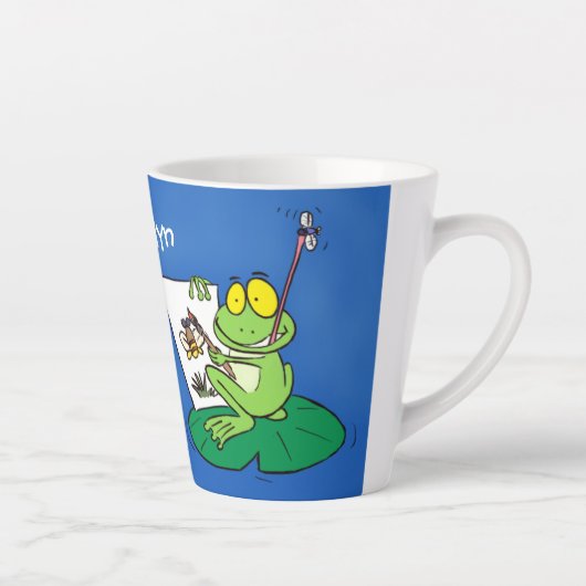 かわいいおもしろいグリーンカエル漫画イラストレーション カフェラテマグ (右)