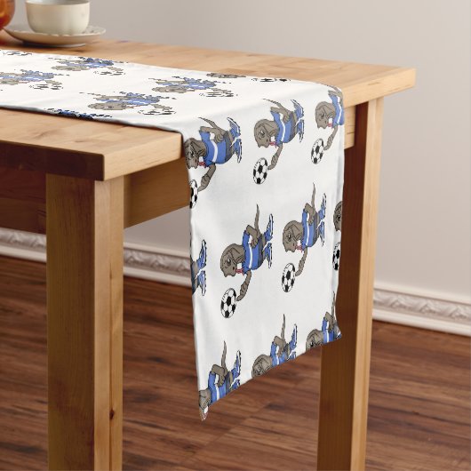 かわいいおもしろいコモドドラゴンの遊サッカー漫画 ショートテーブルランナー (インサイチュ)