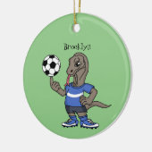 かわいいおもしろいコモドドラゴンの遊サッカー漫画 セラミックオーナメント (左)