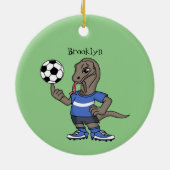 かわいいおもしろいコモドドラゴンの遊サッカー漫画 セラミックオーナメント (裏面)