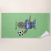 かわいいおもしろいコモドドラゴンの遊サッカー漫画 ビーチタオル (正面)