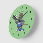 かわいいおもしろいコモドドラゴンの遊サッカー漫画 ラウンド壁時計 (傾斜)