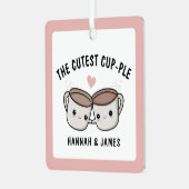 かわいいおもしろいコーヒーカップ配偶者カップルのクリスマス メタルオーナメント (正面左)