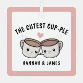 かわいいおもしろいコーヒーカップ配偶者カップルのクリスマス メタルオーナメント (正面)