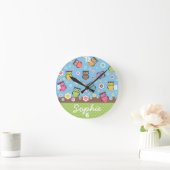 かわいいおもしろいトレンディーのフクロウと花の柄 ラウンド壁時計 (ホーム)