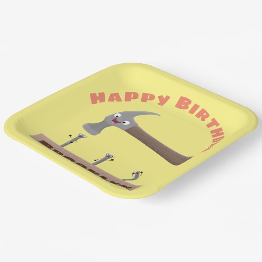 かわいいおもしろいハンマーと爪、 ネイルの漫画の誕生日 ペーパープレート (傾斜あり)