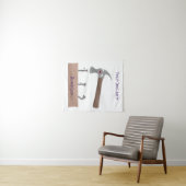 かわいいおもしろいハンマーと爪、 ネイル漫画イラストレーション タペストリー (インサイチュ(横))