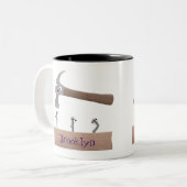 かわいいおもしろいハンマーと爪、 ネイル漫画イラストレーション ツートーンマグカップ (正面左)