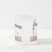 かわいいおもしろいハンマーと爪、 ネイル漫画イラストレーション フロストグラスマグカップ (中央)