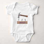 かわいいおもしろいハンマーと爪、 ネイル漫画イラストレーション ベビーボディスーツ (正面)