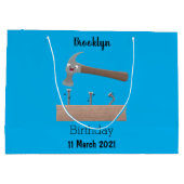 かわいいおもしろいハンマーと爪、 ネイル漫画イラストレーション ラージペーパーバッグ (裏面)