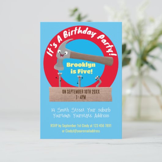 かわいいおもしろいハンマーと爪、 ネイル漫画イラストレーション 招待状 (スタンド正面)