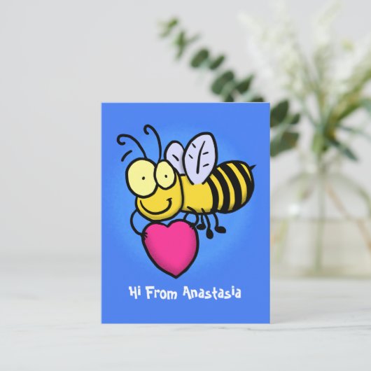 かわいいおもしろいビーとハート漫画イラストレーション ポストカード (スタンド正面)