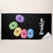 かわいいおもしろいマカロン漫画イラストレーションビーチ ビーチタオル (正面)