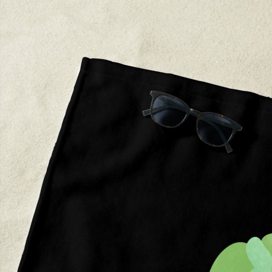 かわいいおもしろいマカロン漫画イラストレーションビーチ ビーチタオル (インサイチュ)