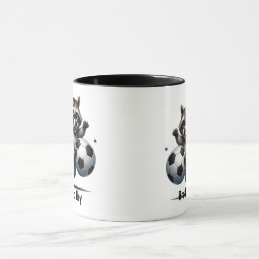 かわいいおもしろい動物ユーモア遊ラクーンのサッカー マグカップ (中央)