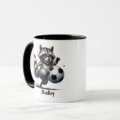 かわいいおもしろい動物ユーモア遊ラクーンのサッカー マグカップ (正面左)