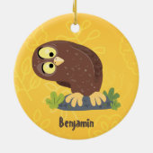 かわいいおもしろい茶色のフクロウ漫画イラストレーション セラミックオーナメント (裏面)